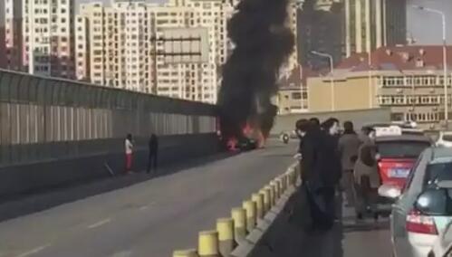 济南顺河高架经四路附近 一辆价值几百万宾利车自燃 