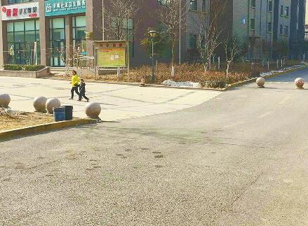 西蒋峪公租房路塌陷10余米 各相关单位均称非己方责任