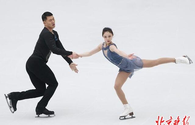 团体赛双人滑失误于小雨不慎摔倒 老将张昊第五次冬奥