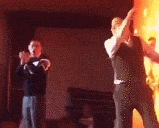 低俗恶搞!高管抱摔演员骨折 男性反串的