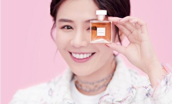 马思纯宋茜拍写真 香奈儿情人节大促请来两名元气美妞