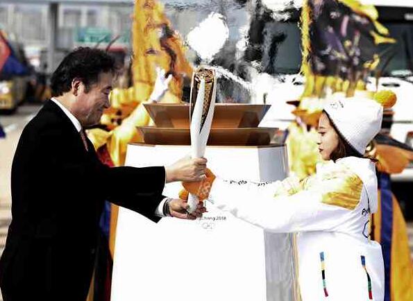 成龙传递冬奥圣火 大哥将于9日参加本次火炬传递最后一天的活动