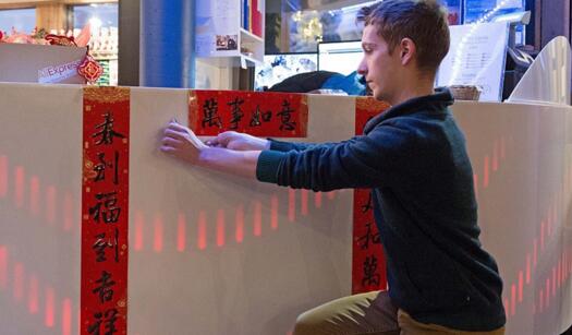 喜庆！芬兰小镇过起中国年 圣诞老人写英文春联送游客