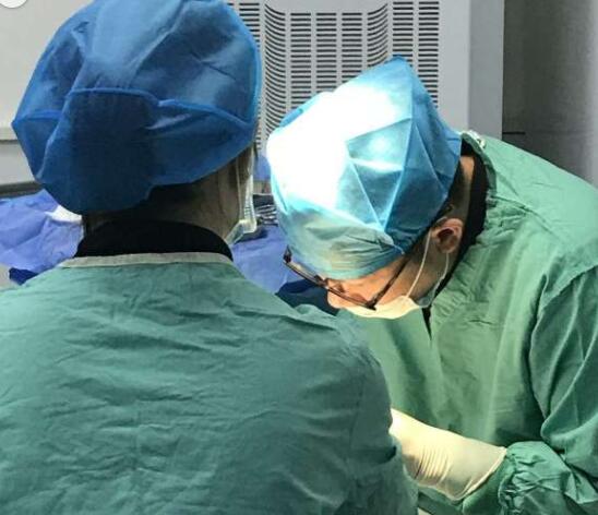 14岁男孩骑车压住下体疼痛难忍 一侧睾丸被摘除