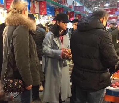 美翻了！李冰冰买菜被偶遇 