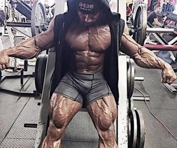 健身达人双大粗腿重150斤,很多美女看到他都会忍不住尖叫