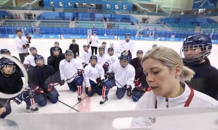 朝韩女子冰球联队首秀 红衣啦啦队口号整齐热情助威成独特风景线