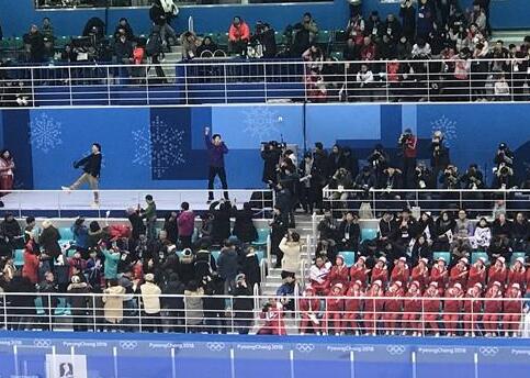 朝韩女子冰球联队首秀 红衣啦啦队口号整齐热情助威成独特风景线