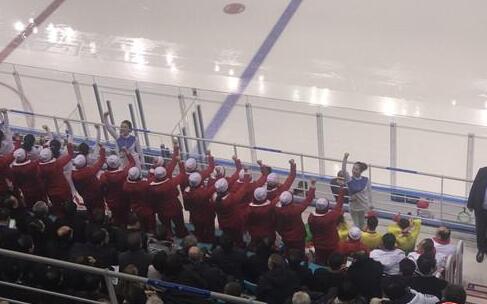 朝韩女子冰球联队首秀 红衣啦啦队口号整齐热