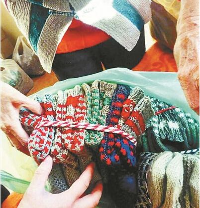 天津83岁奶奶织毛袜送交警 90双袜子织了大半年