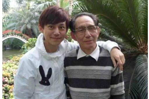 父子俩简直是复制粘贴！76岁何炅父亲近照曝光 何老师全家福曝光