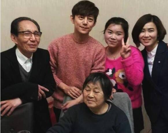父子俩简直是复制粘贴！76岁何炅父亲近照曝光 何老师全家福曝光