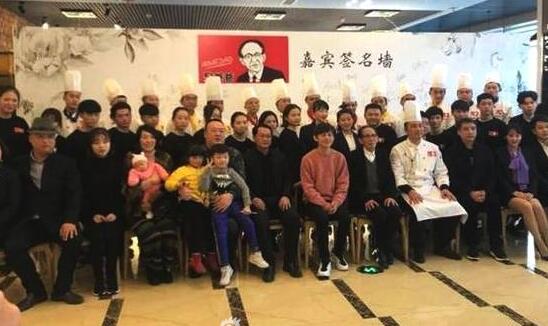 父子俩简直是复制粘贴！76岁何炅父亲近照曝光 何老师全家福曝光