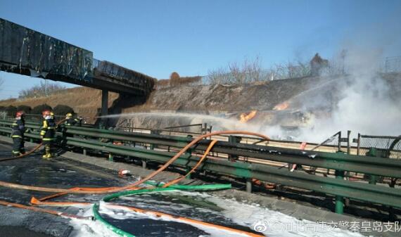 京哈高速罐车侧翻引起车辆自燃 波及三辆小型汽车