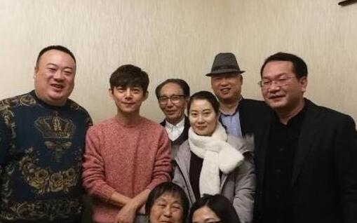 老年版何老师！何炅父亲近照曝光 何爸爸海鲜店办年会晒