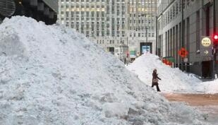 芝加哥暴风雪侵袭天寒地冻 城市被“冰冻”城区积雪深厚