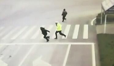 小偷尾随货车偷菜刚巧被巡逻民警看到  当场被抓获