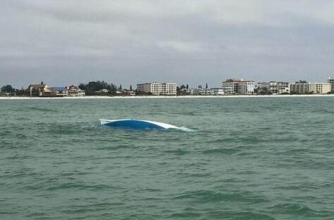 情侣变卖家当买船环游世界 不料出海次日船沉了