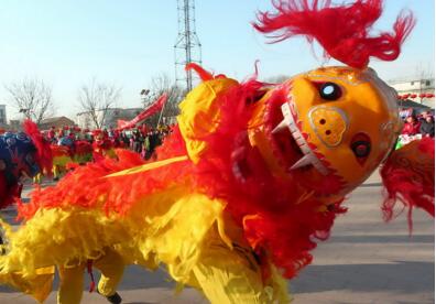 男子舞狮脚踩国旗触犯刑法 嫌疑人投案自首被依法刑拘