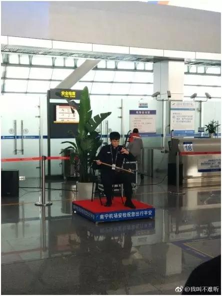 高手在民间!22岁外卖小哥送餐后优雅弹钢琴技惊四座瞬间火了