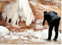 女子回家乡参观冰挂被砸中 头部伤势过重不幸身亡