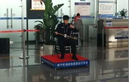 火了!外卖小哥送餐后优雅弹钢琴技惊四座 网友惊叹:高手在民间