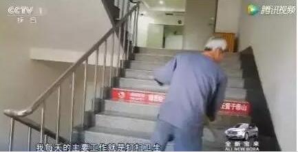 火了!外卖小哥送餐后优雅弹钢琴技惊四座 网友惊叹:高手在民间