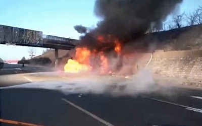 京哈高速罐车侧翻 可能发生流淌火已采取交通管制措施