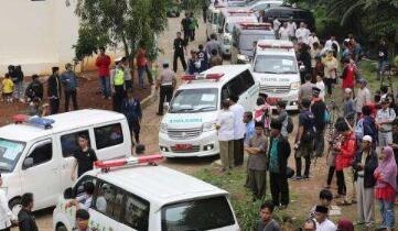 印尼旅游大巴侧翻 汽车在一个下坡转弯处突然失控并发生侧翻