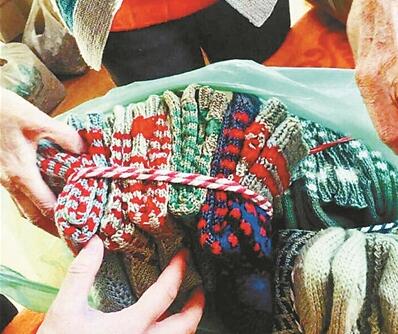 暖心!奶奶织毛袜送交警 八旬老太织的毛活儿竟“暗藏玄机”