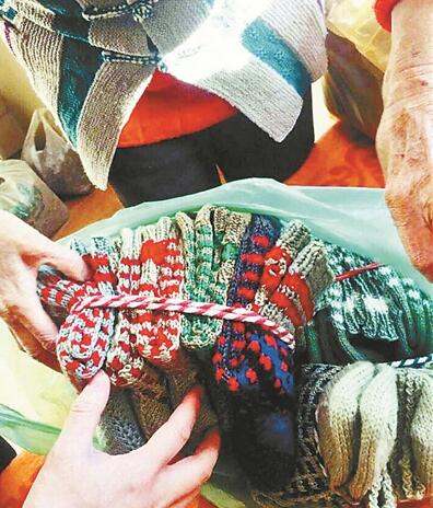 暖心！奶奶织毛袜送交警 天津八旬奶奶90双袜子织了大半年