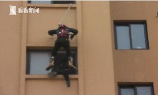 金山一女子因家庭矛盾欲跳楼 消防队员索降救人