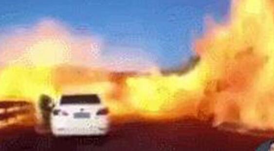 京哈高速罐车侧翻：导致液化气泄漏引起自燃 三辆私家车被烧毁