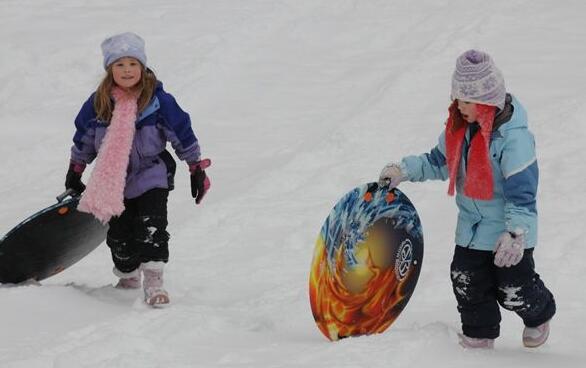 芝加哥暴风雪侵袭：将至少持续两天 部分地区积雪达30厘米厚