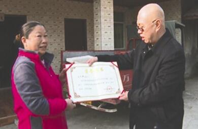 女子带着公公改嫁照顾18年 家里两个公公成好朋友