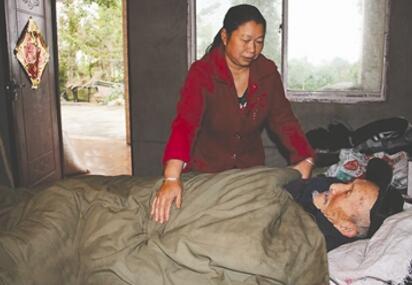 女子带着公公改嫁照顾18年 家里两个公公成好朋友