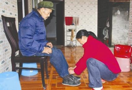 女子带着公公改嫁照顾18年 家里两个公公成好朋友