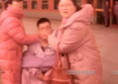 男子车上发病昏倒痉挛 机智女乘务员竟用一把梳子救了其性命