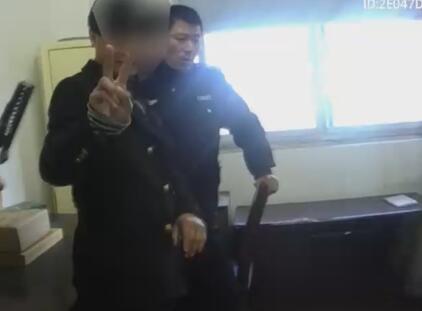 男子醉驾后大喊怕老婆 亮剪刀手还吐交警口水上演全武行