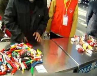 大爷乘火车回老家带200多只打火机 民警让其挑两支带走