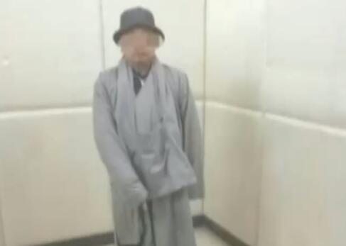 男子假扮道士给人算命 拜一个佛像收一百还偷钱包