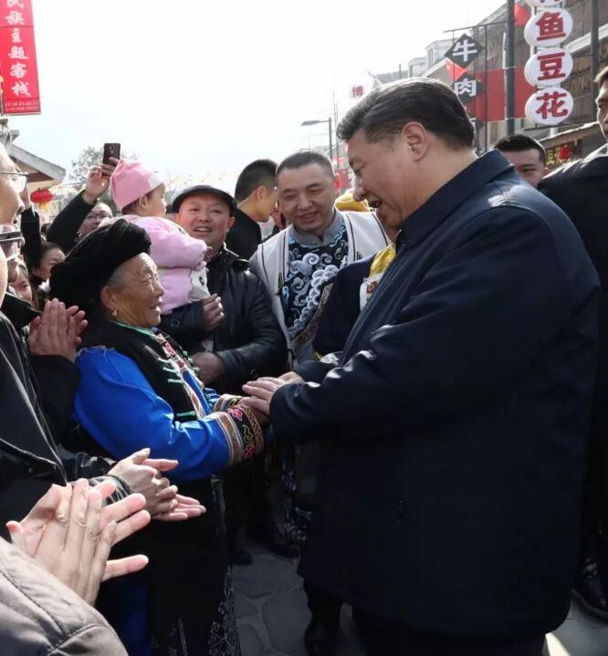 村民对总书记说，您是人民的好领袖；习近平回答，我是人民的勤务员