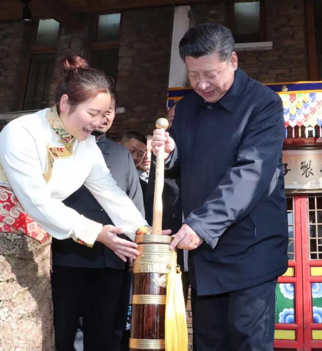 村民对总书记说，您是人民的好领袖；习近平回答，我是人民的勤务员