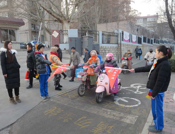 济南舜耕中学开展学生文明岗执勤换位体验活动