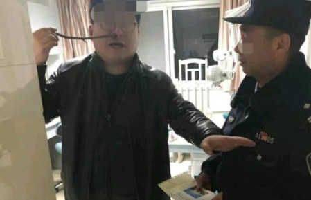 隔着屏幕都觉疼!男子树枝戳穿鼻孔 伸右手举1尺长树枝超痛苦