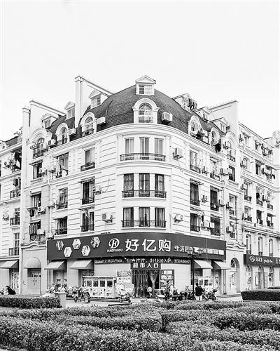 一小区建成“山寨巴黎”引争议 法国摄影师拍对比照