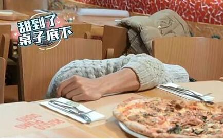 撒娇披萨!阿娇阿Sa秀恩爱《锋味》放闪 谢霆锋被甜到桌底大翻白眼