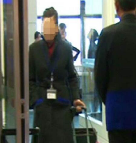 空姐夹藏6公斤黄金正面曝光 华航:疑是蓄意利