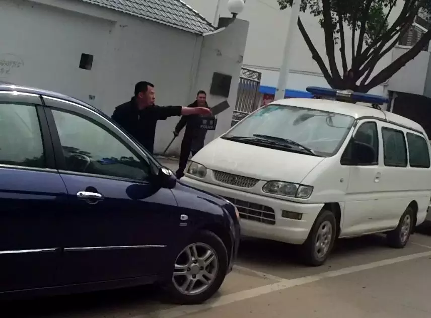 29岁男子手持两把菜刀追砍路人 还挥刀砍警车攻击警察