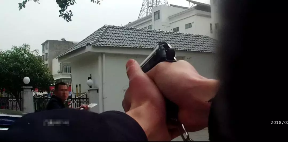 29岁男子手持两把菜刀追砍路人 还挥刀砍警车攻击警察